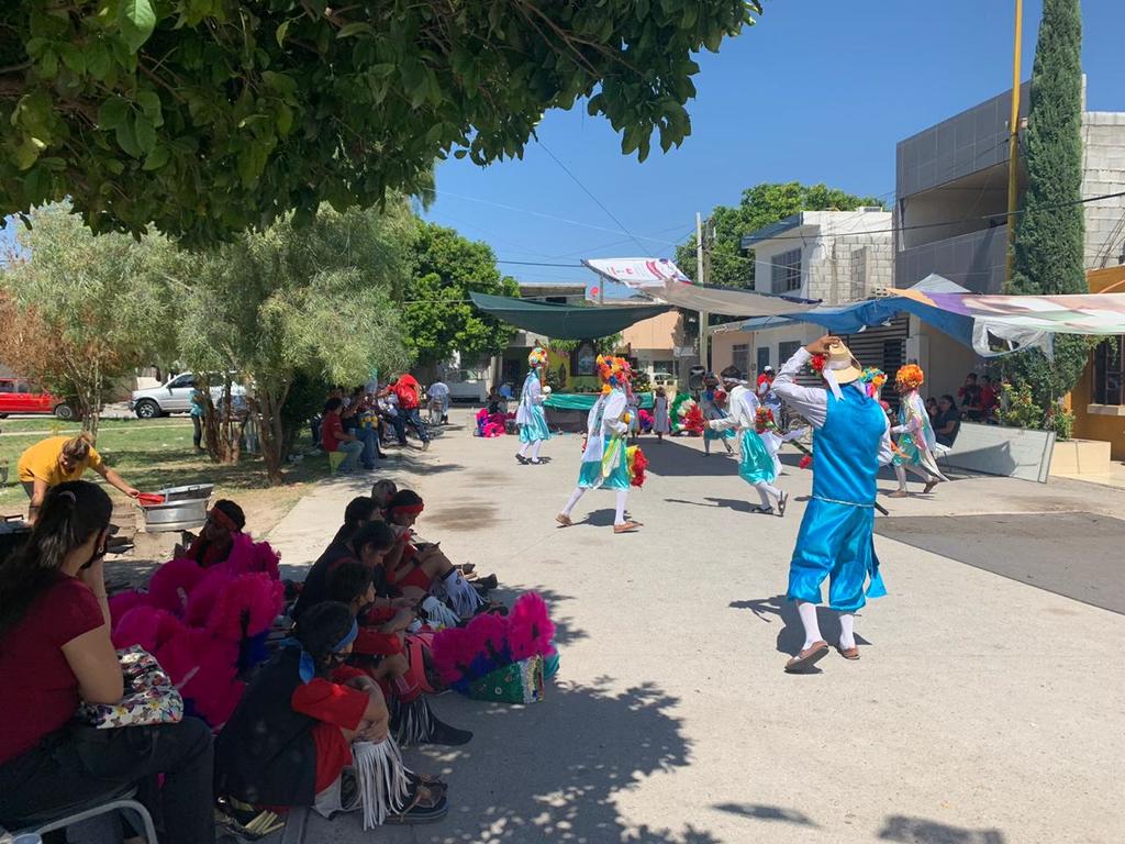 El evento se desarrolla en la cerrada Joyas del Sol en la colonia Sol de Oriente, lugar en donde se congregó un grupo de por lo menos 30 personas, la mayoría vecinos del sector.
(EL SIGLO DE TORREÓN)