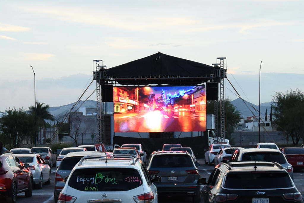 Una gran parte de laguneros optaron por seguir yendo a los autocinemas ante el riesgo de contagiarse de COVID-19. (ARCHIVO)