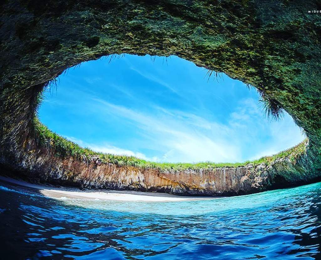 Pasando el muro, la playa se encuentra en un cráter natural abierto, considerado tesoro del Parque Nacional de las Islas Marietas.  (INSTAGRAM)