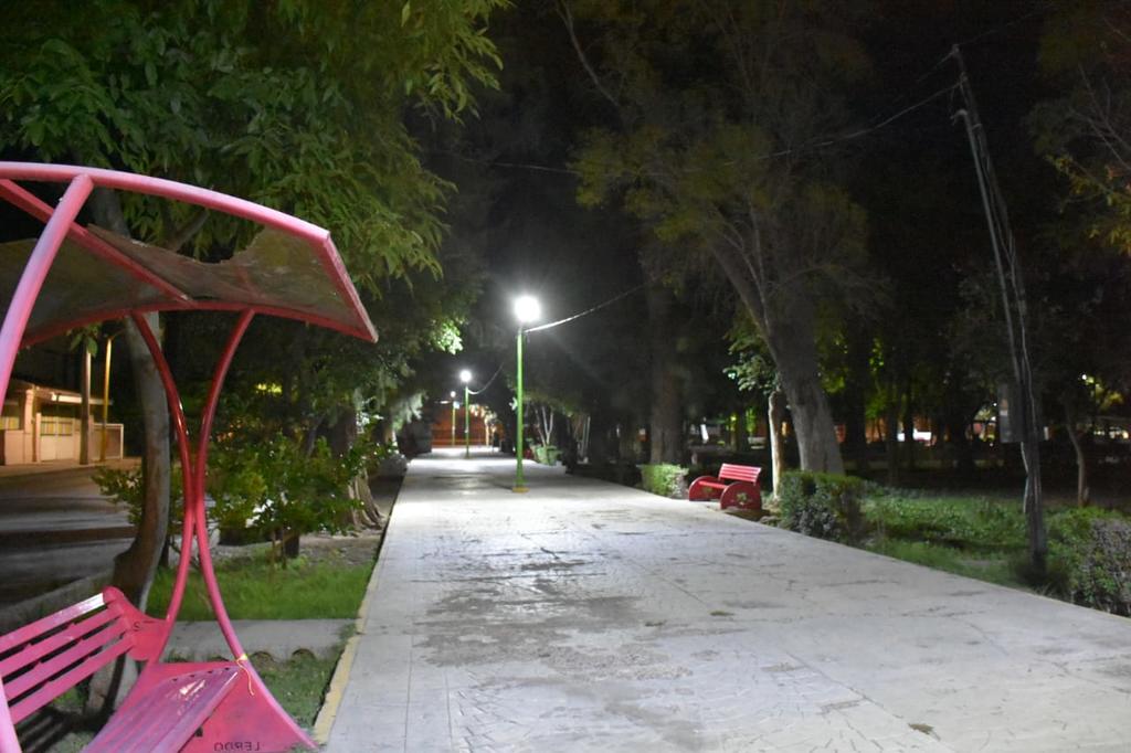El Departamento de alumbrado Público en Lerdo, realizó la sustitución de 38 luminarias en la Plazuela Benito Juárez para garantizar su iluminación total del lugar. (ARCHIVO)