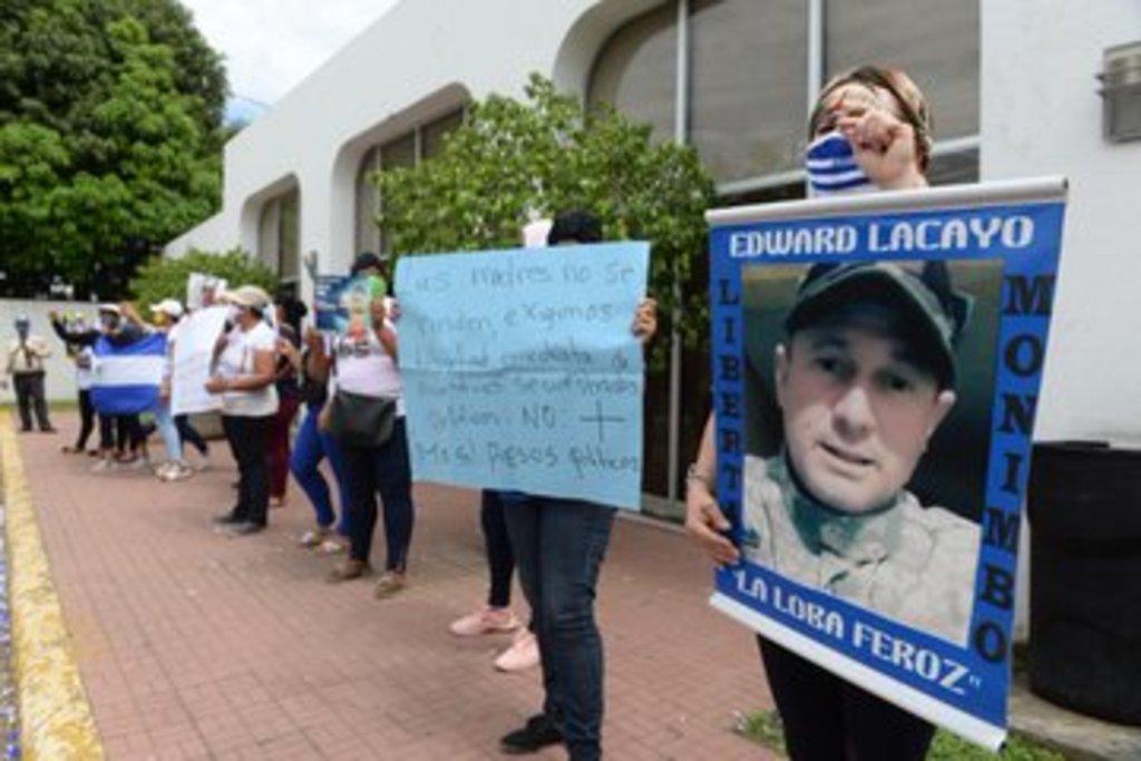 Los manifestantes alzaron banderas de Nicaragua y fotografías de sus familiares presos. (CORTESÍA) 