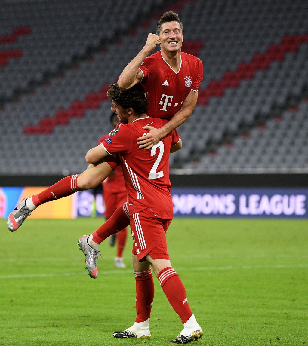 Robert Lewandowski marcó dos tantos y participó en otros dos, en la goleada del Bayern 4-1 sobre Chelsea. (EFE)