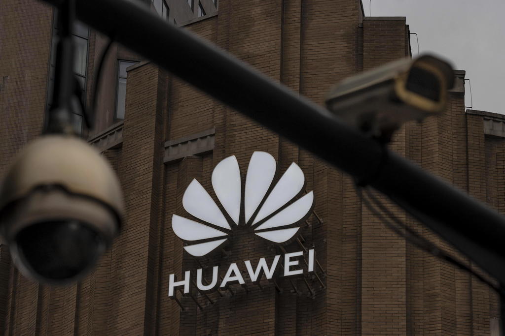 Un ejecutivo de Huawei reveló que al gigante tecnológico chino se le están agotando los chips para fabricar celulares debido a las sanciones de Estados Unidos. (ARCHIVO) 