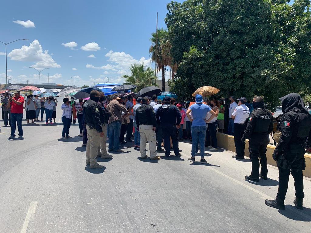 Un grupo de habitantes de la colonia Villa Florida bloqueó los carriles que llevan al Centro, causando molestia entre conductores. (EL SIGLO DE TORREÓN)