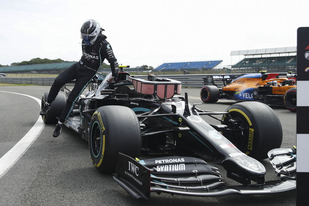 Valtteri Bottas baja de su monoplaza tras ganar la 'pole position' para el Gran Premio de hoy.