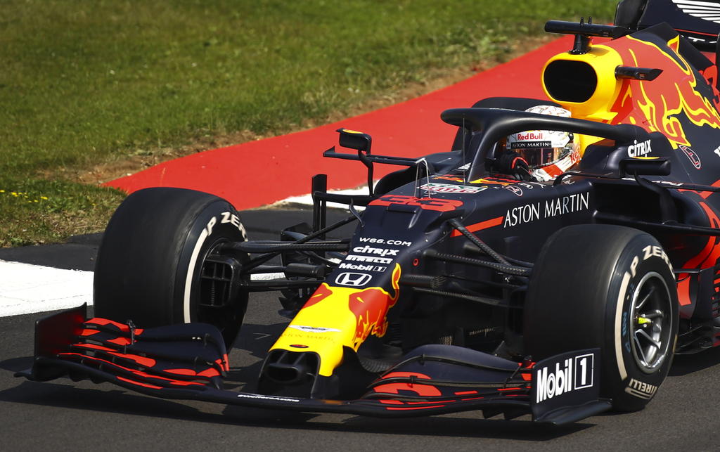El neerlandés Max Verstappen (Red Bull) ganó el Gran Premio del 70 Aniversario de la Fórmula Uno en Silverstone (Reino Unido) con una gran estrategia de neumáticos que le dio su primer triunfo del año por delante de los Mercedes del británico Lewis Hamilton y el finlandés Valtteri Bottas. (EFE)