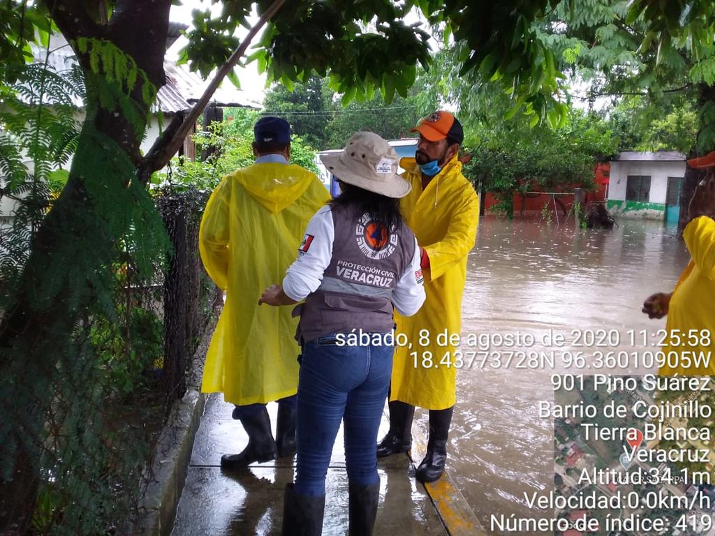 Tres fallecidos y daños materiales en 11 municipios dejaron las intensas lluvias en el suroriental estado mexicano de Veracruz, informaron este domingo autoridades locales. (TWITTER)