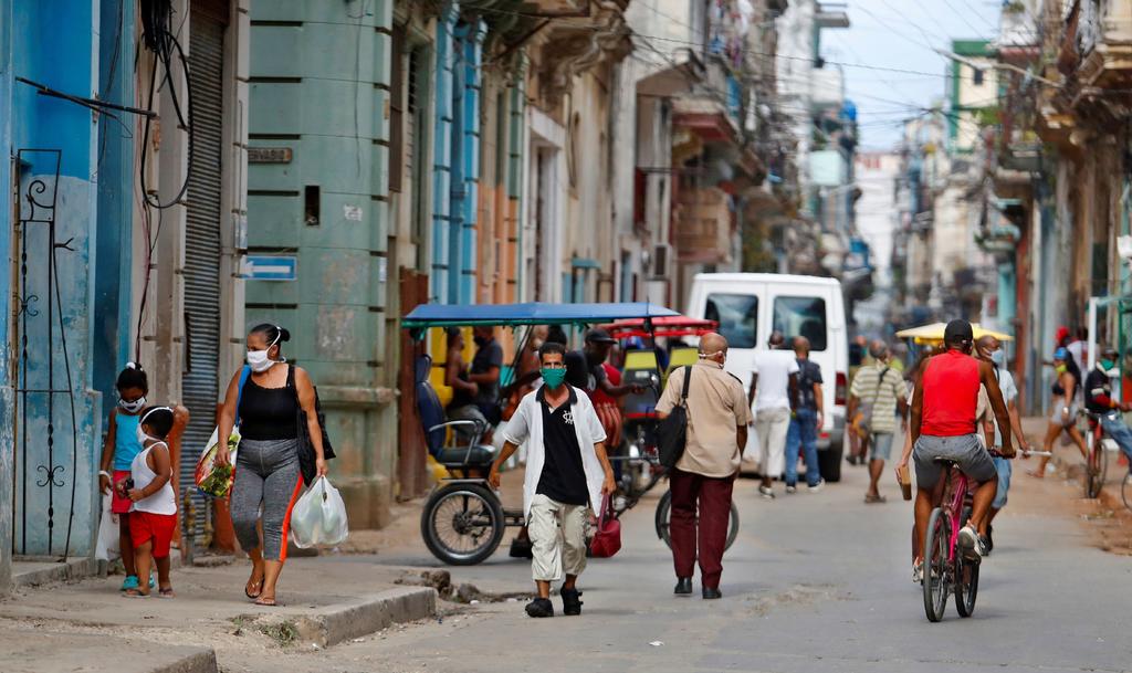 Cuba confirmó este domingo 65 nuevos casos de la COVID-19, la cifra más alta de los últimos tres meses, con La Habana en retroceso en el control de la epidemia debido a brotes y crecimiento de contagios. (ARCHIVO) 
