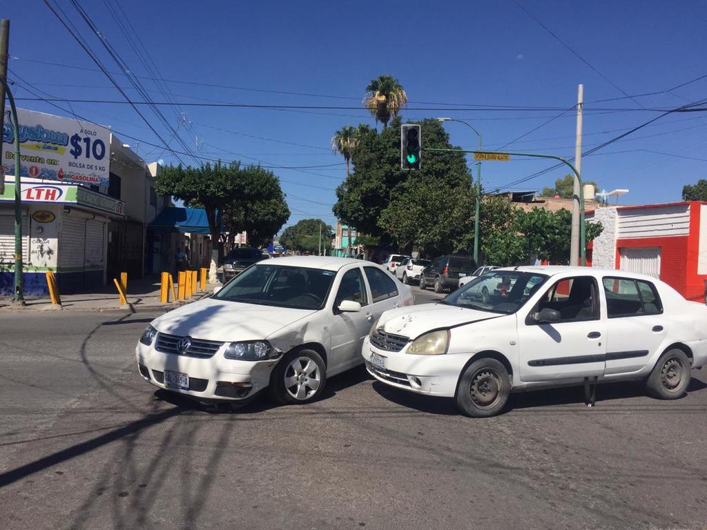 La mañana de este domingo se registró un accidente vial en la zona centro de la ciudad de Gómez Palacio que dejó como saldo daños materiales de consideración. (EL SIGLO DE TORREÓN)