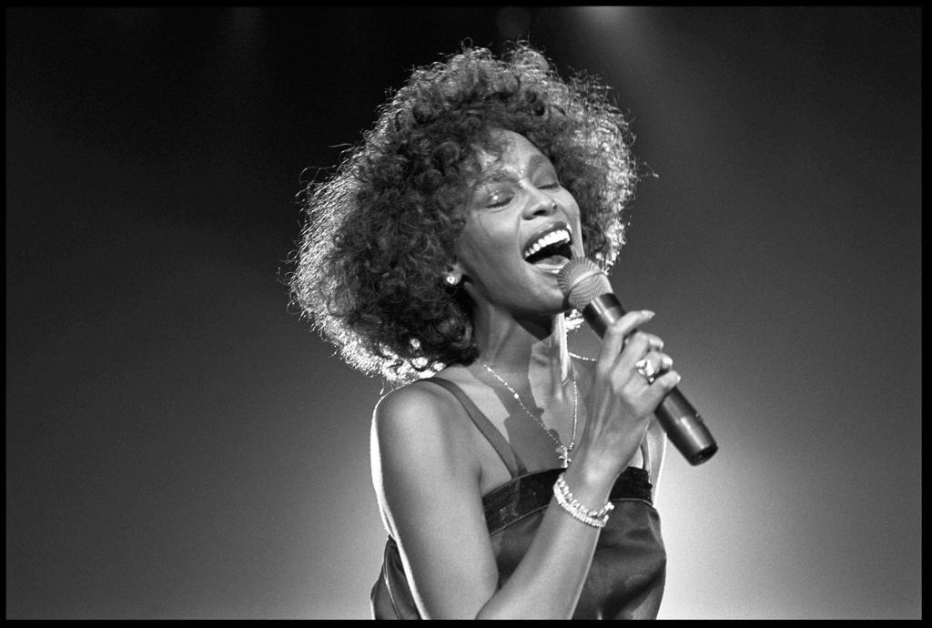 Desde temprana edad Whitney Houston se sintió atraída por la música participando en el coro de la iglesia y tiempo después cantando junto a su madre en centros nocturnos. (INTERNET) 