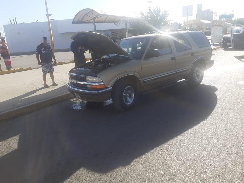 Un conato de incendio en un vehículo provocó la movilización de las corporaciones de rescate y de seguridad de la ciudad de Gómez Palacio. (EL SIGLO DE TORREÓN)