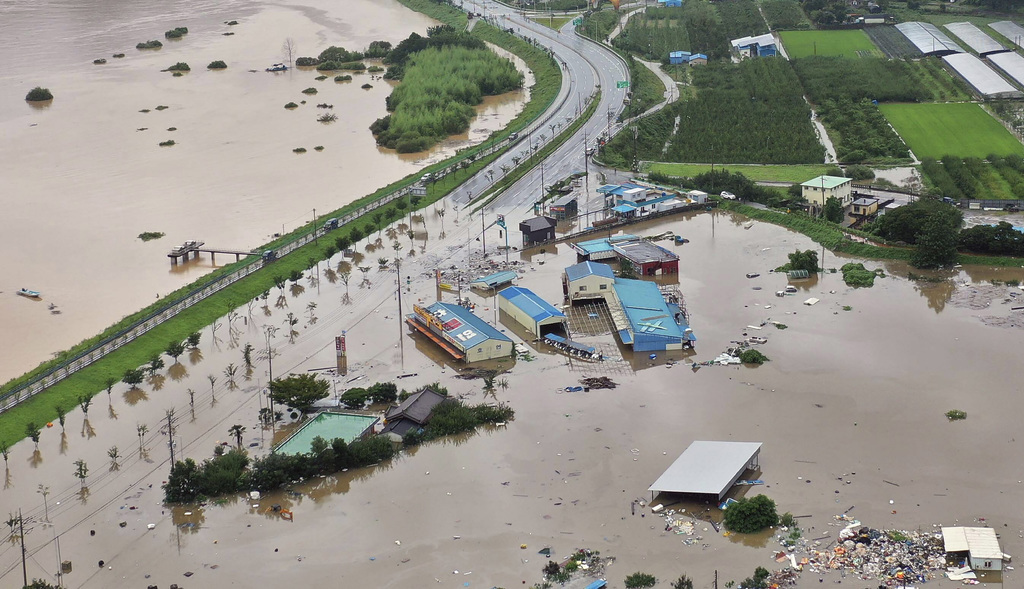 Las trombas de agua han roto diques en torno al río Seomjin, anegando más de dos mil 500 hogares. (AP) 
