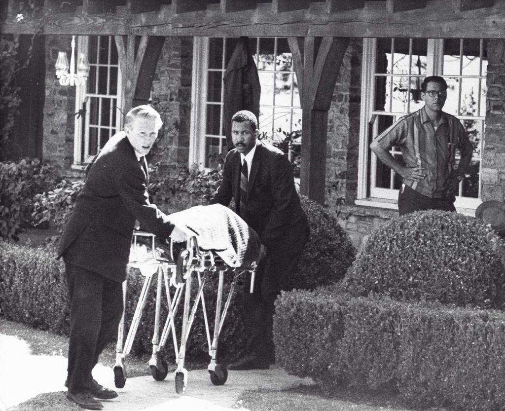 En 1969. Momento en el que sacaron el cuerpo de la actriz en su casa de Cielo Drive, en Beverly Hills.