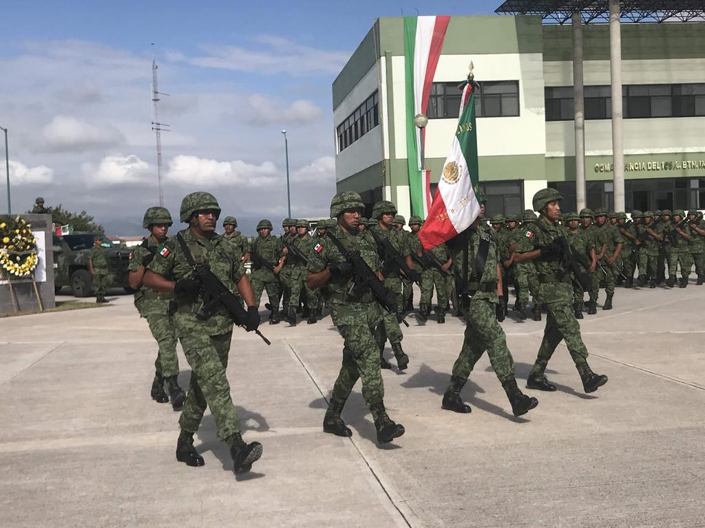Aunque en su campaña electoral López Obrador prometió que regresarían a sus cuarteles, el Mandatario izquierdista decidió apoyarse en el Ejército y la Marina para concretar varios de sus proyectos insignia, algunos de los cuales son considerados como estratégicos. (ARCHIVO)