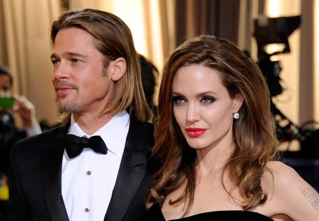Angelina Jolie busca que un juez privado que supervisa su divorcio de Brad Pitt sea descalificado debido a que no proporcionó información suficiente sobre su relación de negocios con una abogada del actor. (ESPECIAL) 