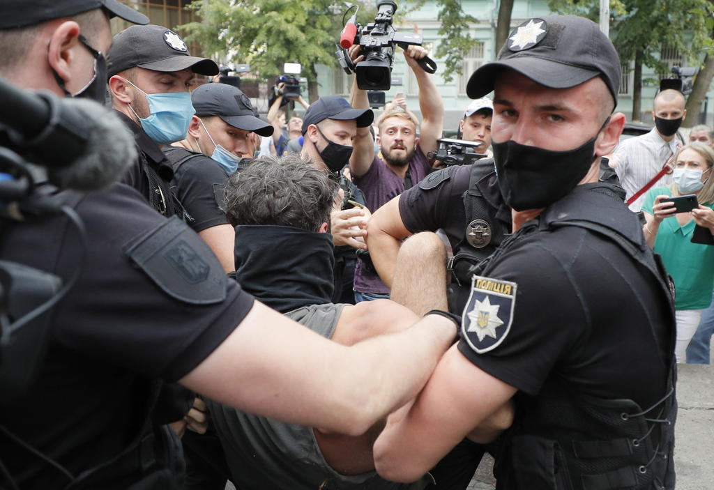 Decenas de personas fueron hoy detenidas en Bielorrusia en una nueva jornada de protestas tras la controvertida reelección el domingo del presidente, Alexandr Lukashenko, al que la oposición acusa de fraude. (EFE) 