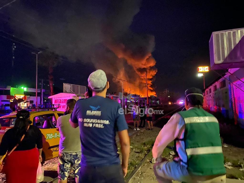 La noche de este lunes 10 de agosto se registró un incendio en el parque industrial de Gómez Palacio que fue atendido por las distintas corporaciones de Seguridad, Bomberos y Protección Civil. (EL SIGLO DE TORREÓN)