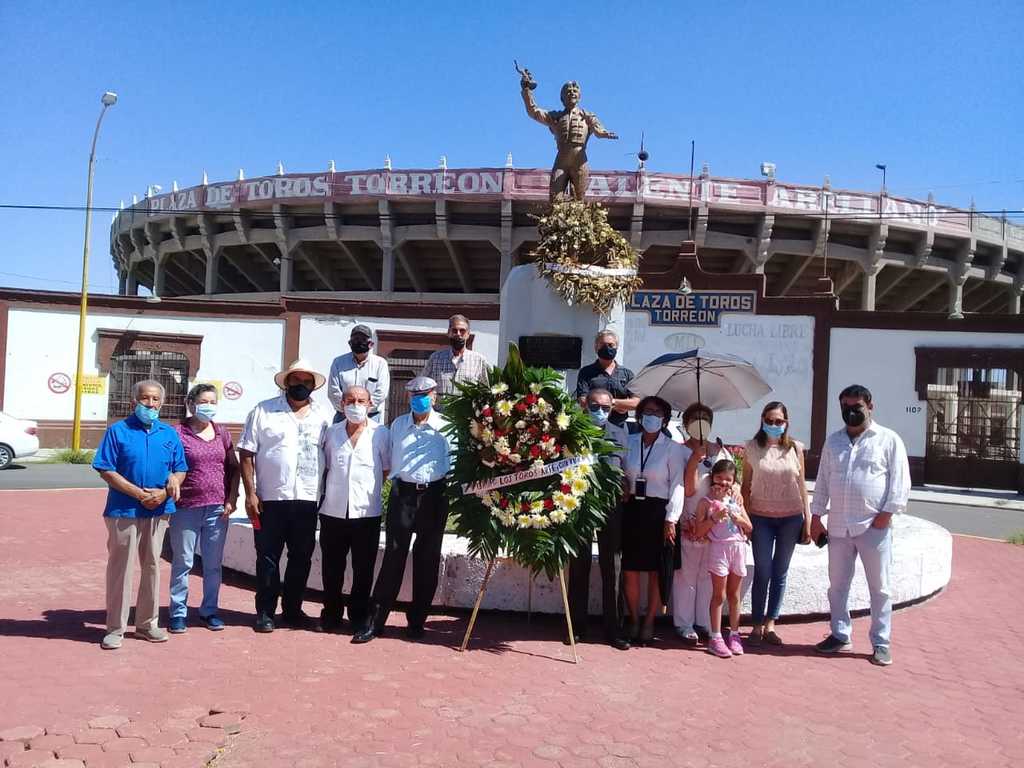 Familiares, aficionados, amigos de Valente Arellano, así como cronistas taurinos, acudieron a montar la Guardia de Honor con la que desde hace 30 años, rinden homenaje a la memoria del torero lagunero. (ESPECIAL)