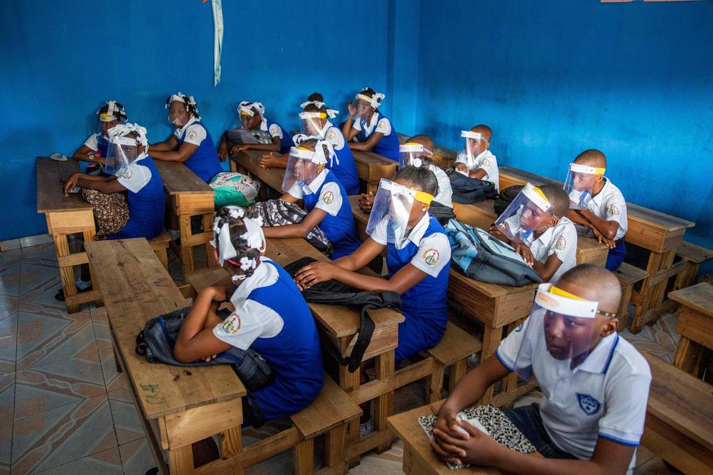 Estudiantes de Haití utilizando caretas de protección en su primer día de regreso a clases en tiempos de pandemia. (EFE) 