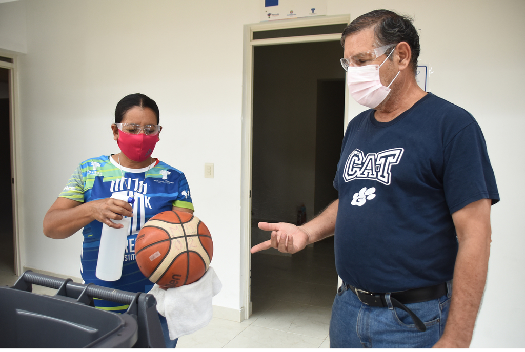Un balón de basquetbol es sanitizado para que puedan utilizarlo. (Fotografías de Jesús Galindo)