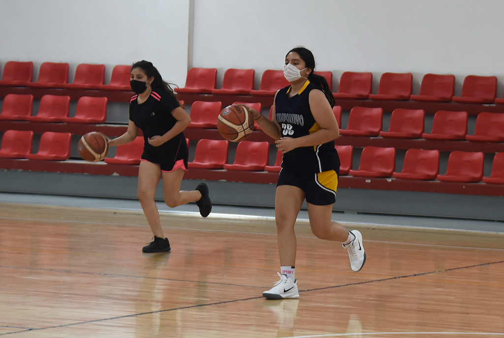 Jugadoras de basquetbol utilizan cubrebocas en la cancha que está en el Multideportivo Oriente. (Fotografías de Jesús Galindo)