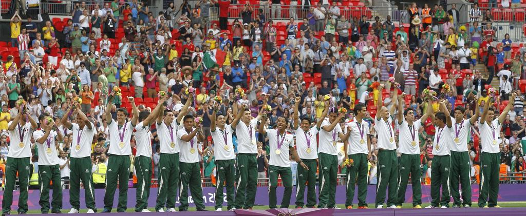 Esta fue la primera vez que una selección nacional de futbol subía al podio en una justa olímpica y fue por la presea dorada. (ARCHIVO)
