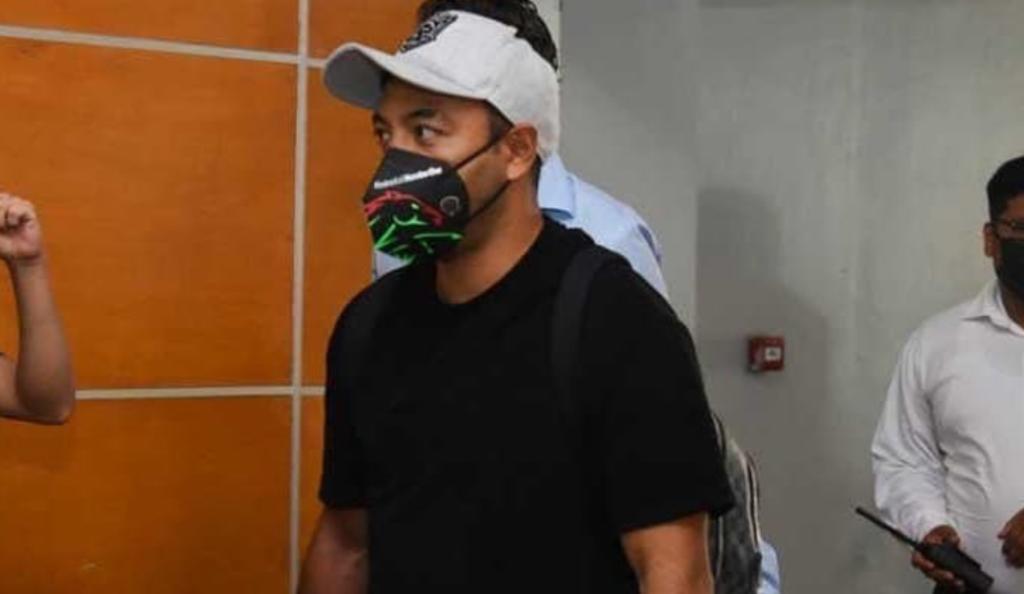 Marco Fabián arribó al aeropuerto de Ciudad Juárez portando un cubrebocas del club Bravos FC. (ESPECIAL)