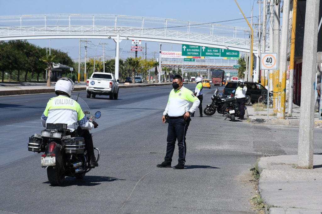 El jefe de Tránsito, Pedro Luis Bernal, declaró que continúan los operativos para reducir la velocidad de los automovilistas. (EL SIGLO DE TORREÓN)