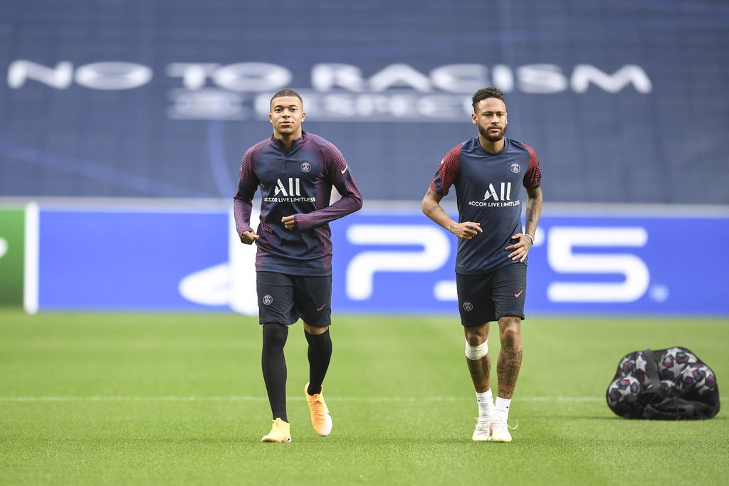Kylian Mbappé (i) y Neymar, en la práctica de ayer del PSG; el francés podría ver acción hoy pese a un esguince de tobillo. (EFE)