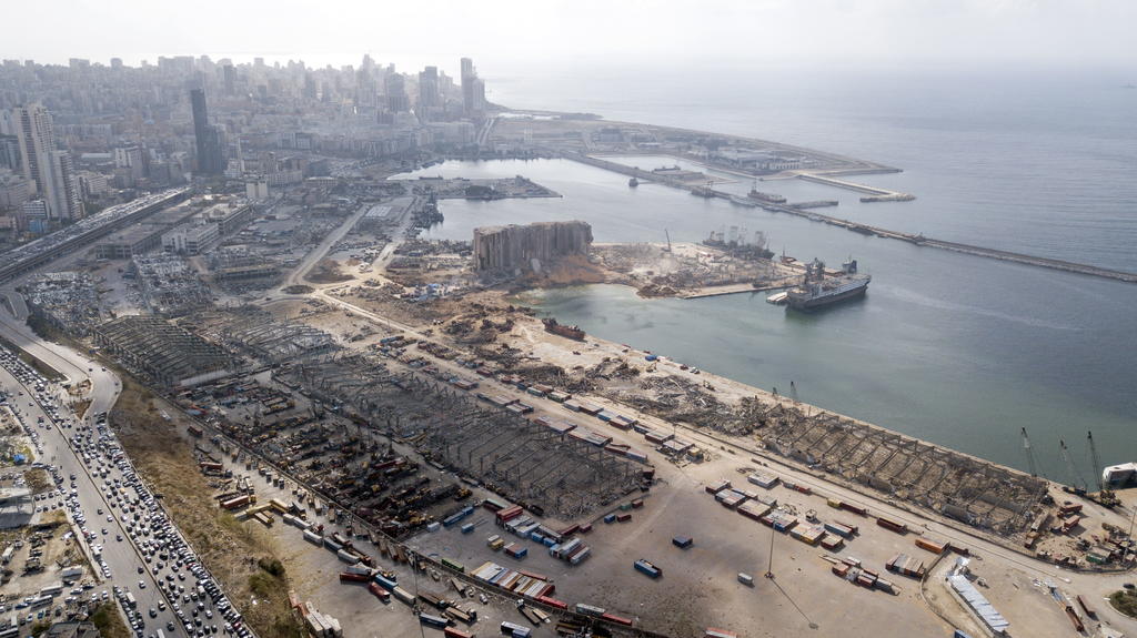 El pasado día 4 la deflagración de 2,750 toneladas de nitrato de amonio almacenadas en el puerto de Beirut produjo una explosión de grandes proporciones. (EFE)