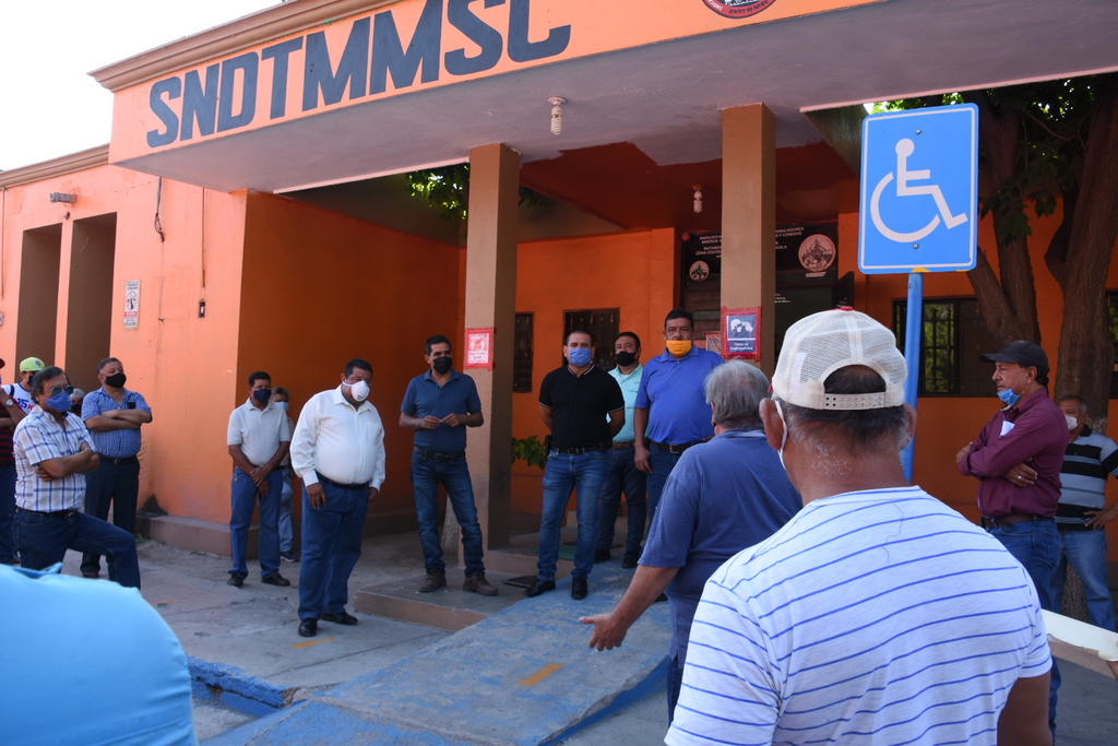 Trabajadores sindicalizados de Altos Hornos de México (AHMSA), solicitaron al sindicato que negocie la reducción de las cuotas obrero patronales del Instituto Mexicano del Seguro Social (IMSS) y del Infonavit, que les están comiendo su castigado salario.