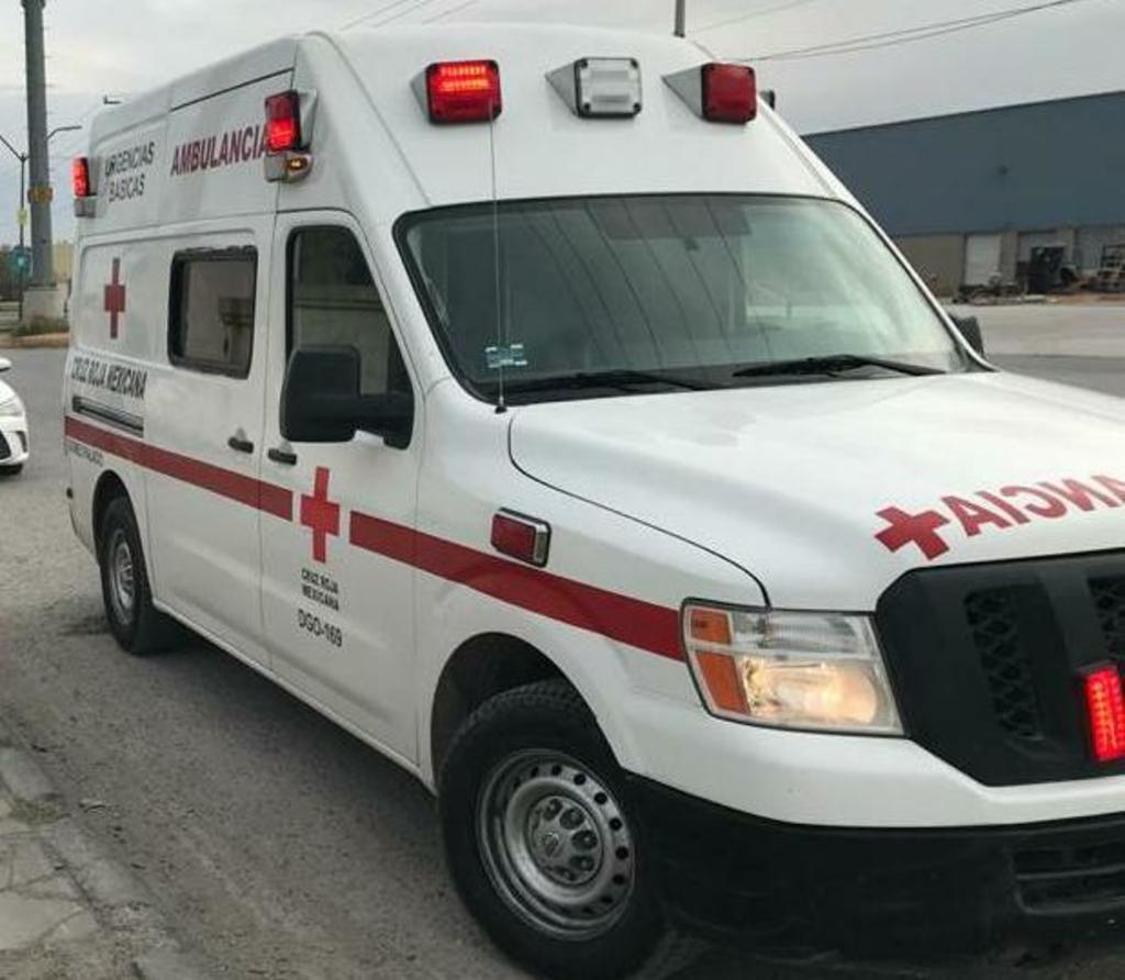 Paramédicos de la Cruz Roja arribaron al lugar para atender al joven, mismo que se encontraba severamente golpeado, por lo que de inmediato fue trasladado a un hospital de la ciudad. (EL SIGLO DE TORREÓN)