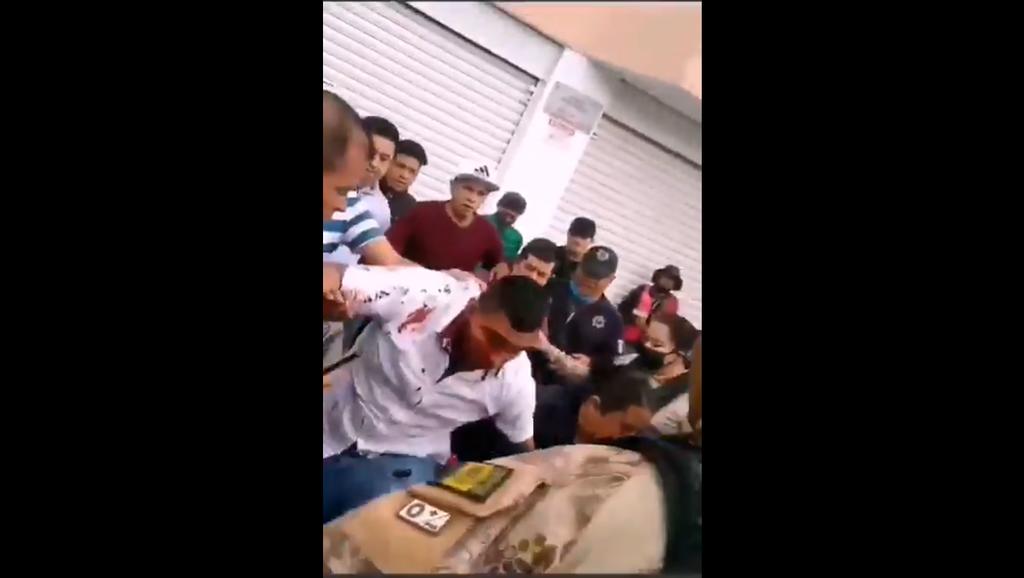 '¡Dale en su madre por pin... ratero!' gritaron locatarios del mercado de Cuautitlán, quienes detuvieron a tres jóvenes que pedían que los dejaran de golpear antes de desfallecer, luego de que presuntamente asaltaron una joyería, confirmaron autoridades municipales. (ESPECIAL)