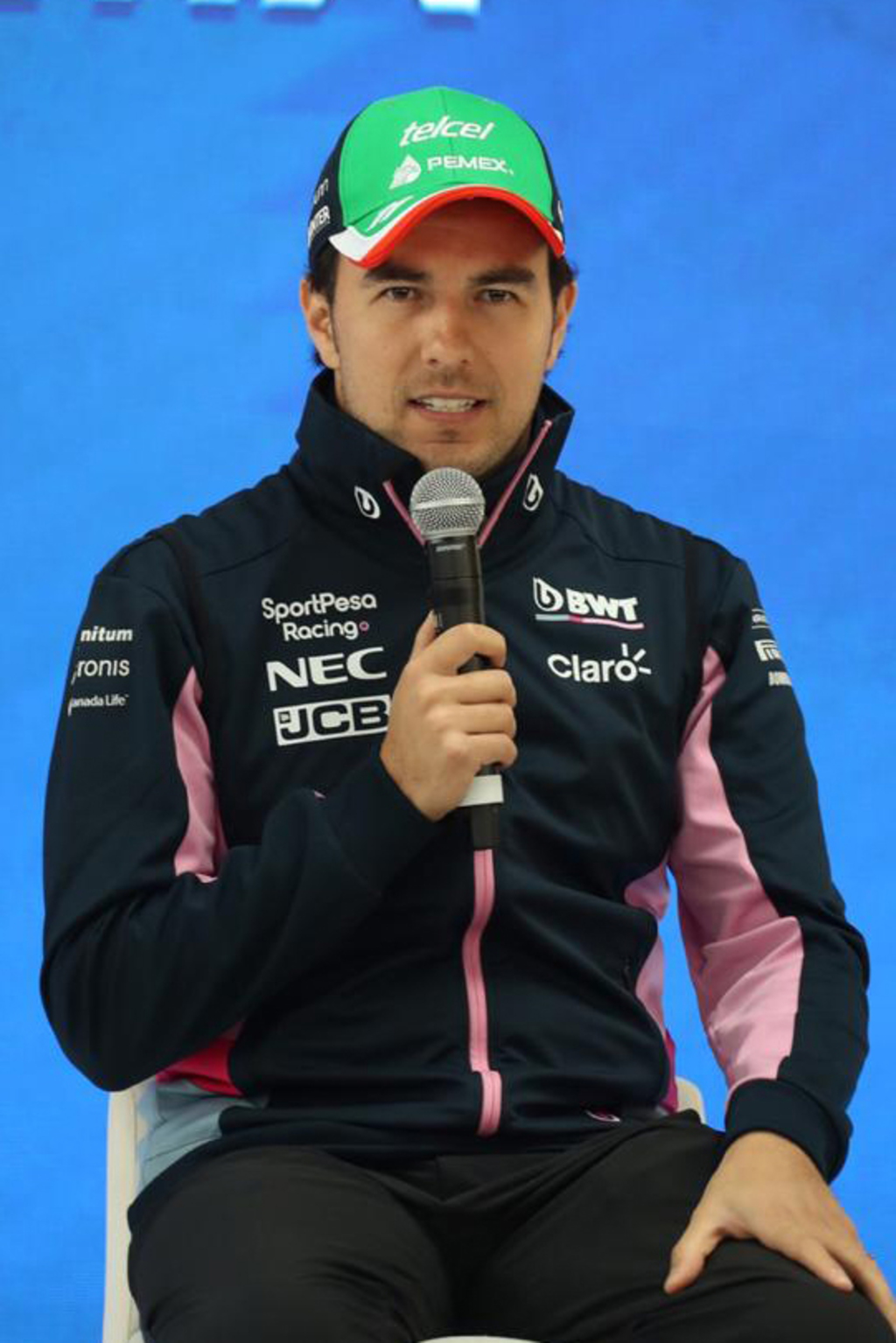 Sergio Pérez se ha perdido las últimas dos carreras de la Fórmula Uno tras haber dado positivo por COVID-19. (ARCHIVO)