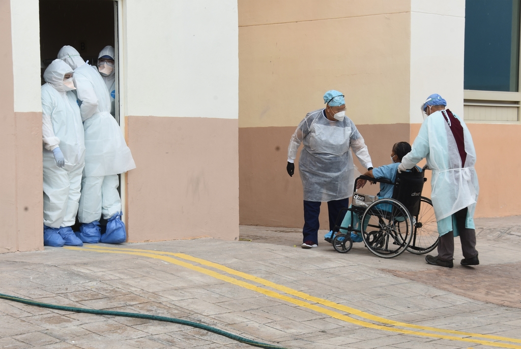 Los trabajadores ubicados en el área COVID del Hospital General de Torreón prestan sus servicios en seis jornadas. (EL SIGLO DE TORREÓN)