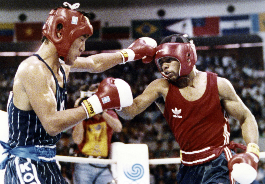 El boxeador sudcoreano Park Si-hun derrotó en una polémica decisión a Roy Jones Jr. en la pelea por la medalla de oro en los Juegos Olímpicos de Seúl 1988. (ESPECIAL)