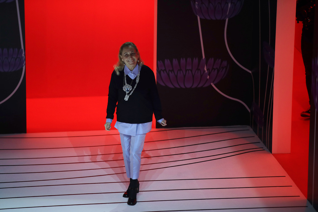 Miuccia Prada saluda al público al finalizar la presentación de la colección otoño-invierno 2020-2021 de Prada en Milán, Italia. (AP)