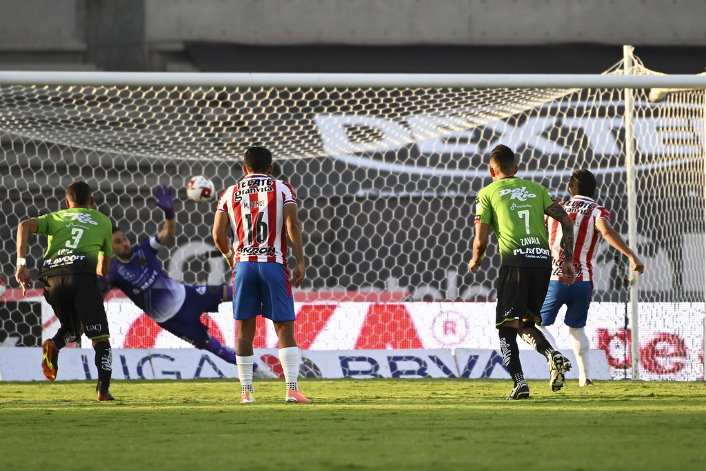 José Juan Macías (d) anotó de penal el primer tanto del partido, y del torneo para Chivas. (JAM MEDIA)