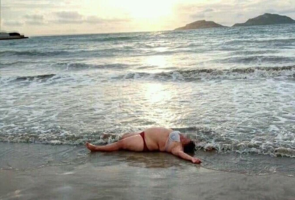 La mujer fue vista por diversos testigos deambulando en la playa de Mazatlán, en presunto estado de ebriedad (CAPTURA)  