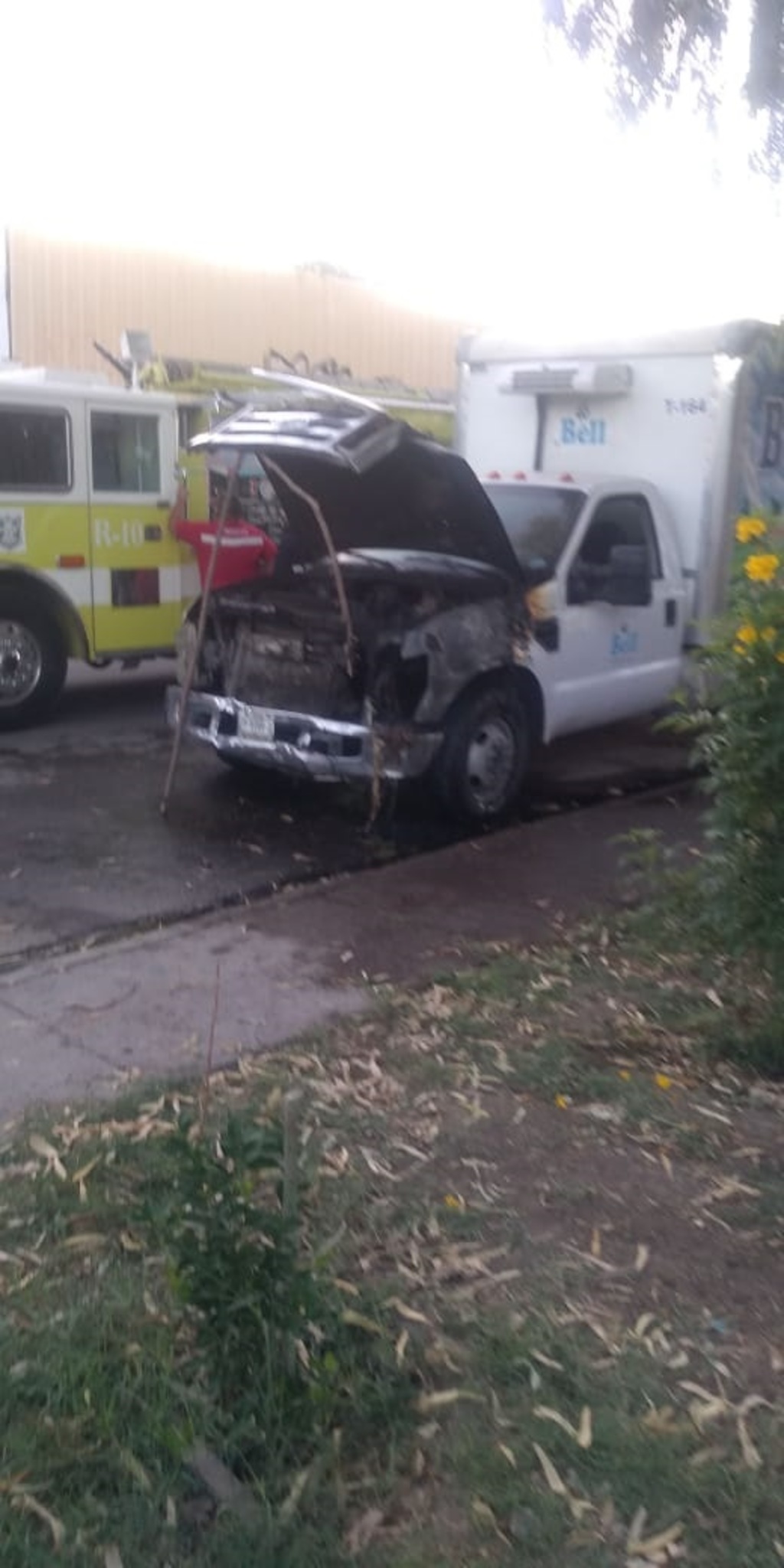 Las llamas solo dañaron el motor de la camioneta, por la rápida intervención de los bomberos. (EL SIGLO DE TORREÓN)