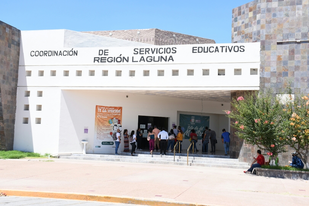 Padres y madres de familia acudieron ayer a las oficinas de la Coordinación de Servicios Educativos para conocer el procedimiento. (FERNANDO COMPEÁN)