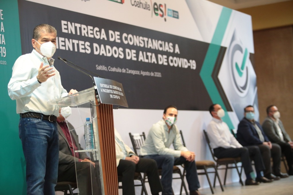El gobernador de Coahuila, Miguel Riquelme, entregó constancias a dados de alta por COVID en la entidad.