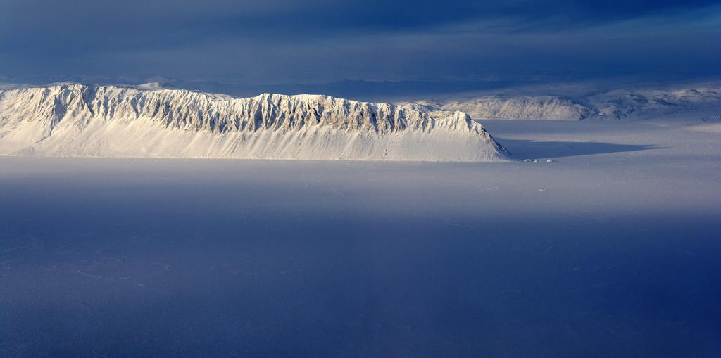 Gran parte de lo que era la última plataforma de hielo intacta de Canadá se ha partido y convertido en enormes témpanos a causa de las altas temperaturas del verano y el calentamiento global, dijeron científicos. (ARCHIVO) 