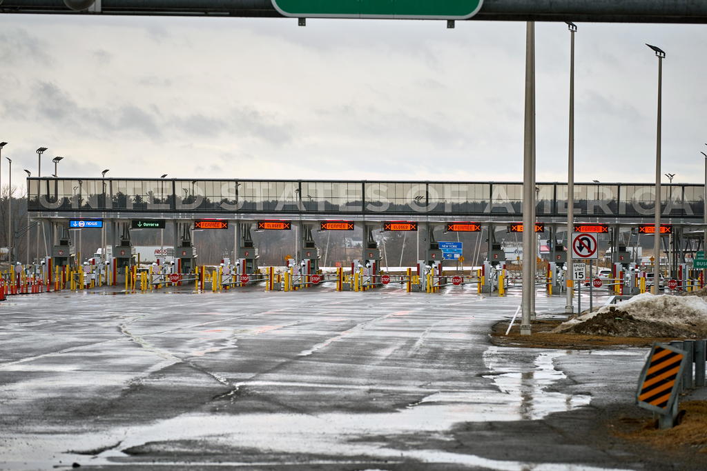 La frontera entre Estados Unidos y Canadá seguirá cerrada para viajes no esenciales durante al menos otro mes, anunció el viernes el ministro de seguridad pública de Canadá. (ARCHIVO) 