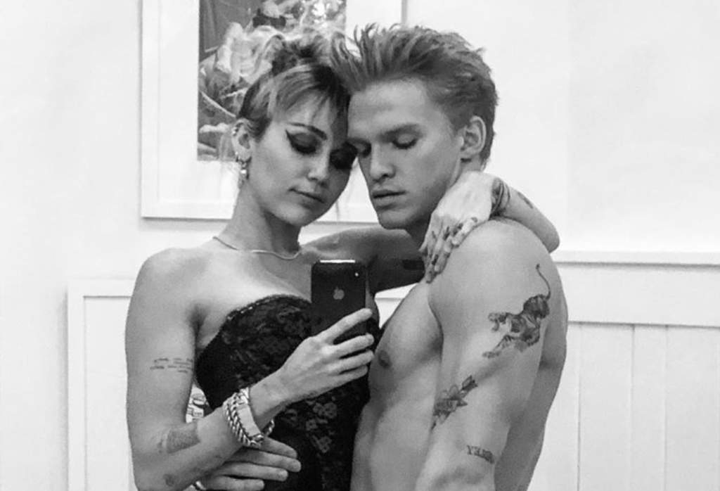 Aunque todo parecía ir viento en popa en la relación de Miley Cyrus con el actor Cody Simpson, la cantante ha confirmado este viernes su separación de su novio. (ESPECIAL) 
