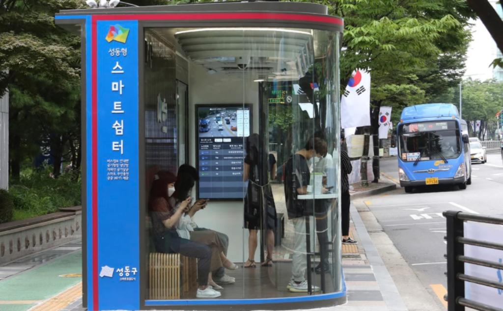 Corea del Sur abrió un nuevo frente en la batalla contra el coronavirus, al fortificar las paradas de autobuses en la capital con puertas de control de temperatura y lámparas de luz ultravioleta desinfectantes. (ARCHIVO)