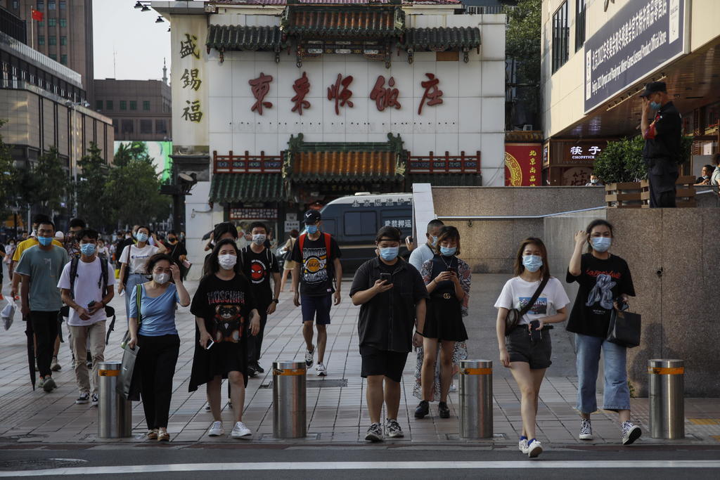 La Comisión Nacional de Salud de China informó hoy de 22 nuevos casos de COVID-19 detectados el viernes, 14 de ellos procedentes del exterior y ocho a nivel local, lo que supone ocho positivos menos que el día anterior. (ARCHIVO)