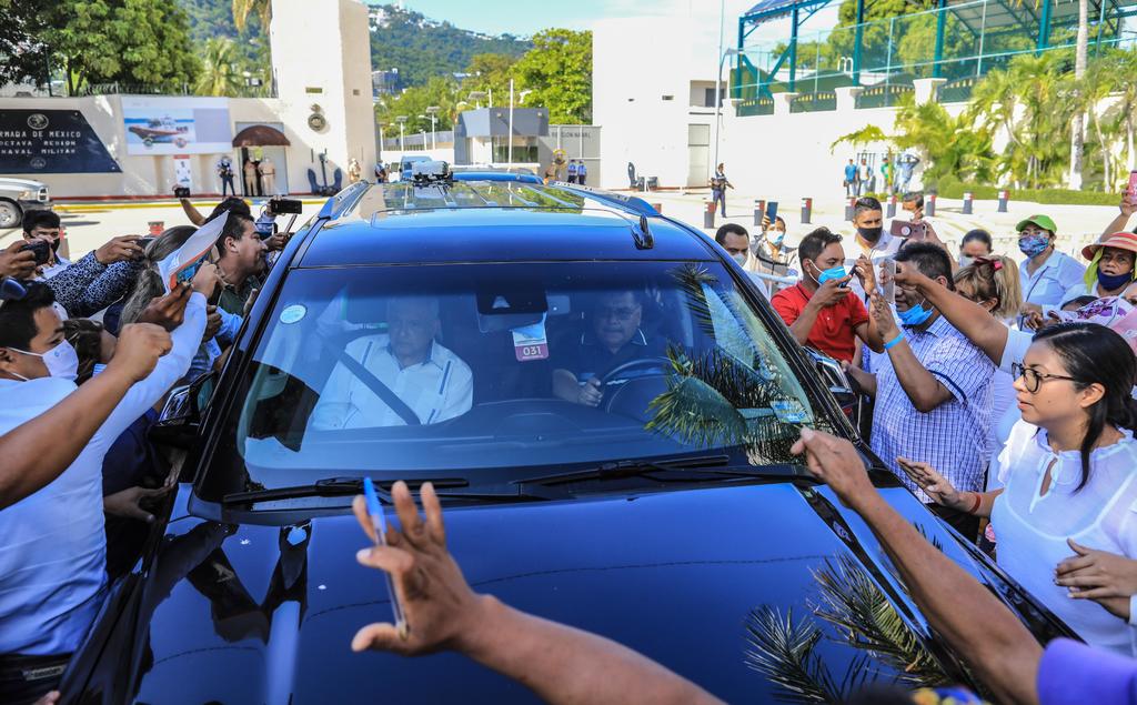 Cientos de manifestantes reclamaron ayudas para salir de la crisis económica derivada de la pandemia del coronavirus durante la visita este viernes del presidente mexicano, Andrés Manuel López Obrador, a Acapulco, en el sureño estado de Guerrero. (EFE)