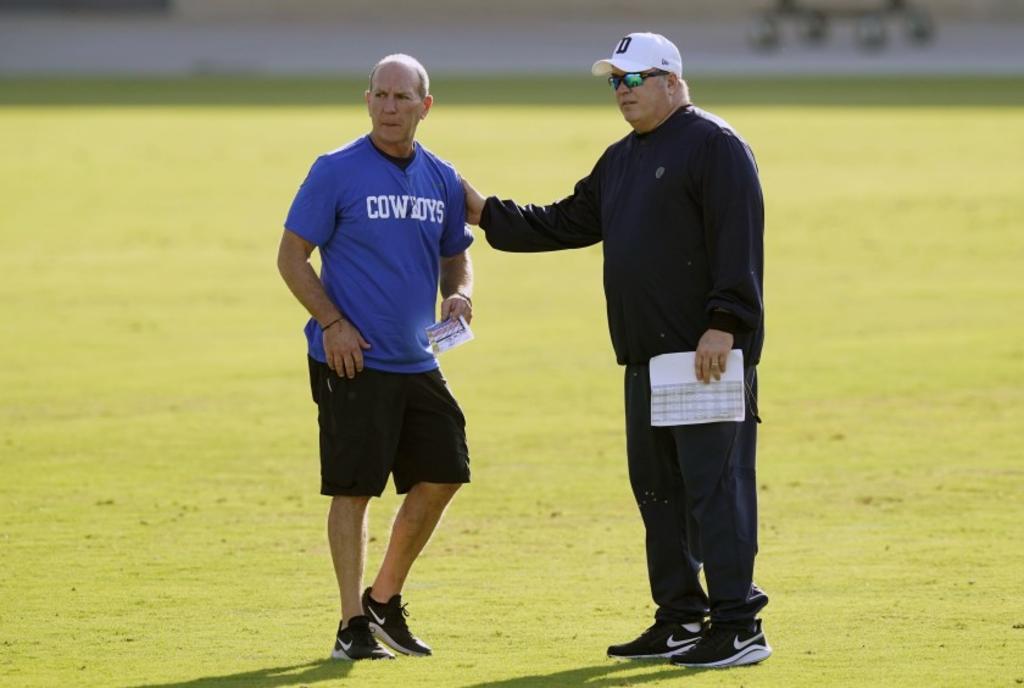 Mike McCarthy utilizó una mascarilla durante la mayor parte de su primer entrenamiento como nuevo coach de los Cowboys de Dallas, mientras que la mayoría de los jugadores desaparecieron durante los descansos, para guarecerse dentro de carpas con aire acondicionado. (CORTESÍA)