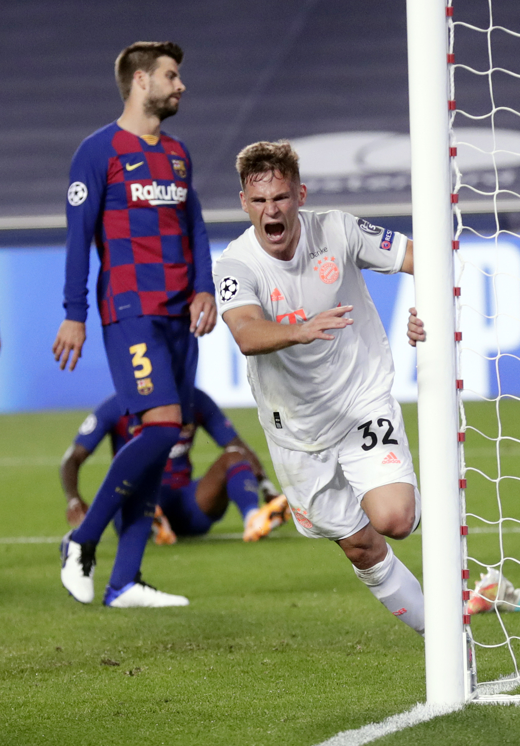 Joshua Kimmich celebra luego de anotar el quinto gol del Bayern, en la paliza 8-2 sobre el Barcelona.